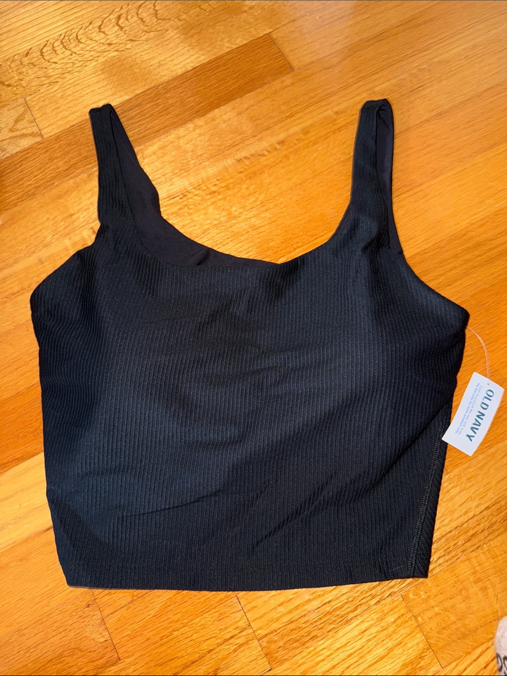 Black cropped workout tank